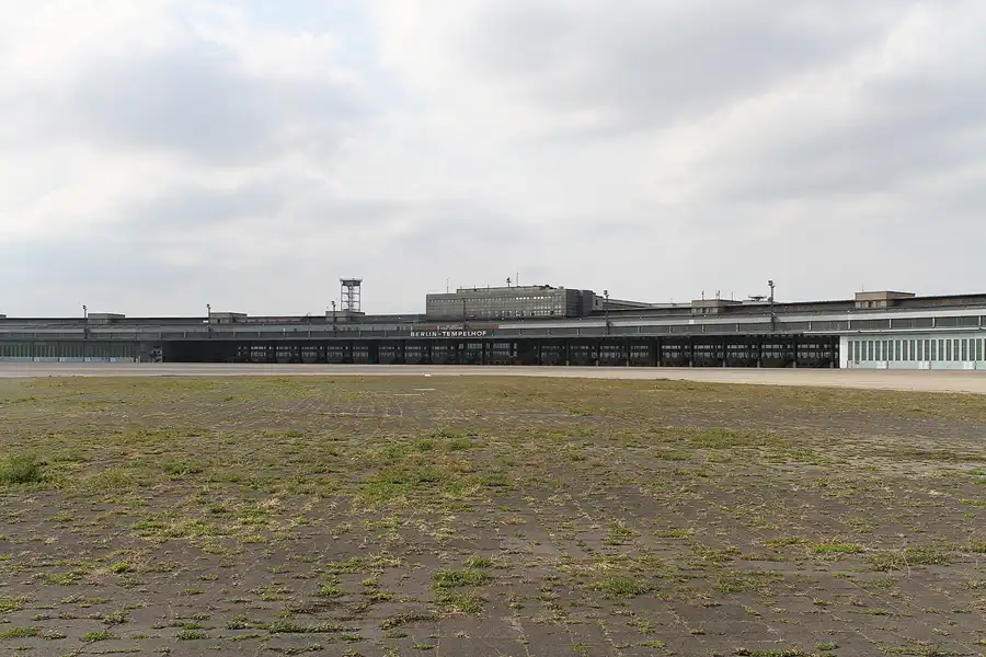 028 | 2011 | Berlin | Tempelhof Field | © carsten riede fotografie