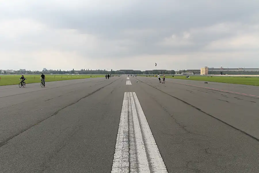 039 | 2011 | Berlin | Tempelhof Field | © carsten riede fotografie