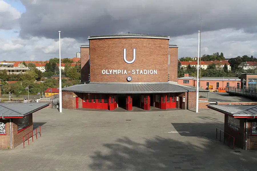 002 | 2011 | Berlin | U-Bahnhof Olympia-Stadion | © carsten riede fotografie