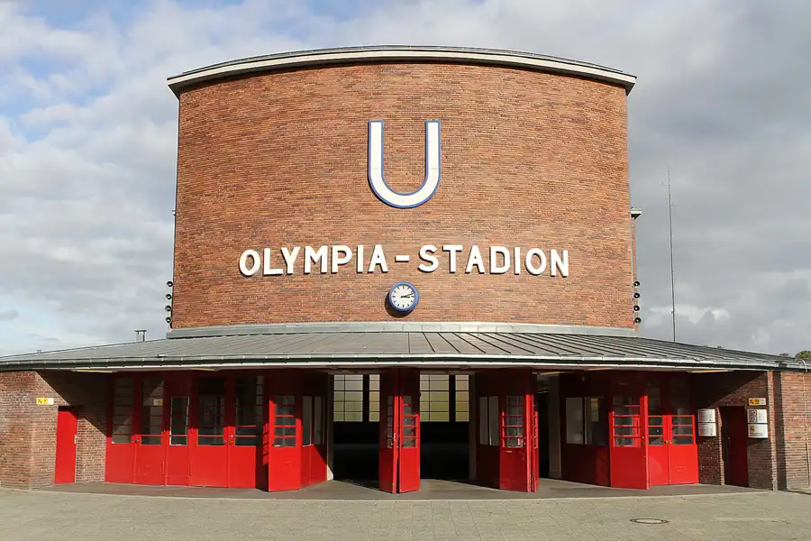 003 | 2011 | Berlin | U-Bahnhof Olympia-Stadion | © carsten riede fotografie