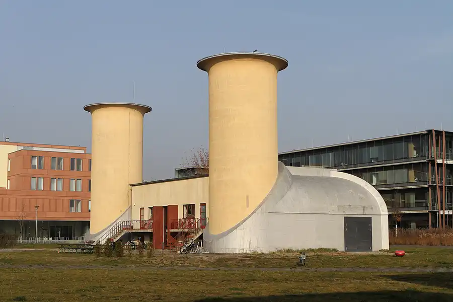 001 | 2011 | Berlin | Technologiepark WISTA – Aerodynamischer Park – Motorenprüfstand | © carsten riede fotografie