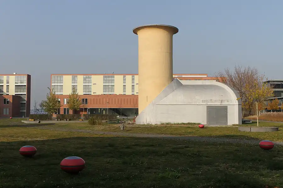 002 | 2011 | Berlin | Technologiepark WISTA – Aerodynamischer Park – Motorenprüfstand und Air Borne | © carsten riede fotografie
