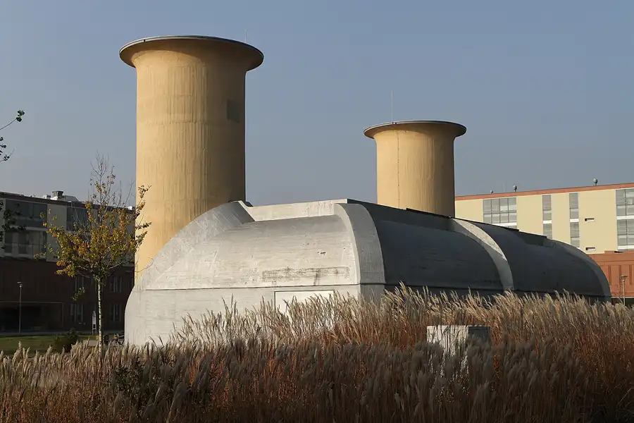 003 | 2011 | Berlin | Technologiepark WISTA – Aerodynamischer Park – Motorenprüfstand | © carsten riede fotografie