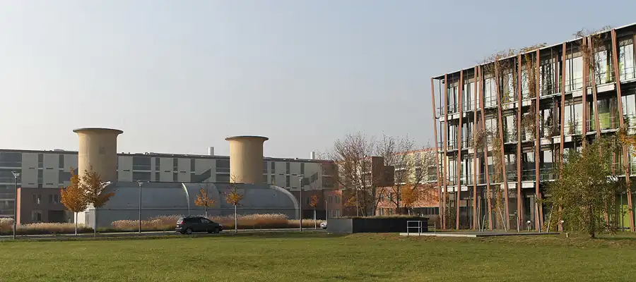 004 | 2011 | Berlin | Technologiepark WISTA – Aerodynamischer Park – Motorenprüfstand | © carsten riede fotografie