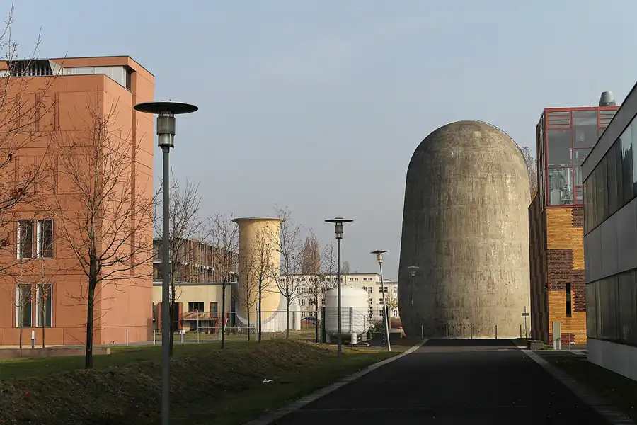 011 | 2011 | Berlin | Technologiepark WISTA – Aerodynamischer Park – Trudelturm | © carsten riede fotografie