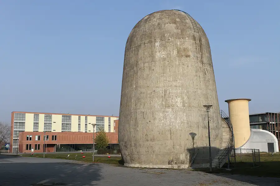 013 | 2011 | Berlin | Technologiepark WISTA – Aerodynamischer Park – Trudelturm | © carsten riede fotografie