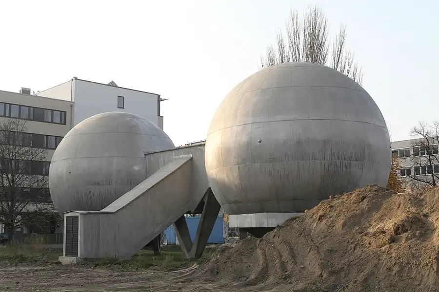 089 | 2011 | Berlin | Technologiepark WISTA – Thermodynamische Kugeln | © carsten riede fotografie