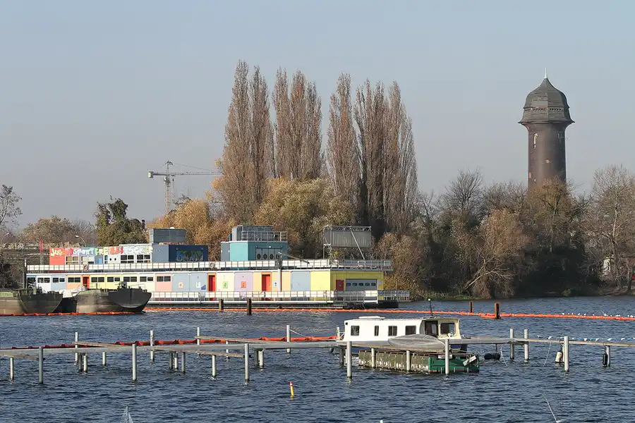 091 | 2011 | Berlin | Am Speicher – Blick auf das Jugendschiff Freibeuter und den Wasserturm Ostkreuz | © carsten riede fotografie