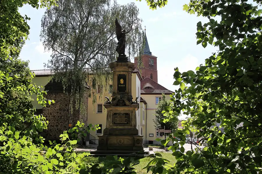 021 | 2012 | Bernau bei Berlin | Kriegerdenkmal | © carsten riede fotografie