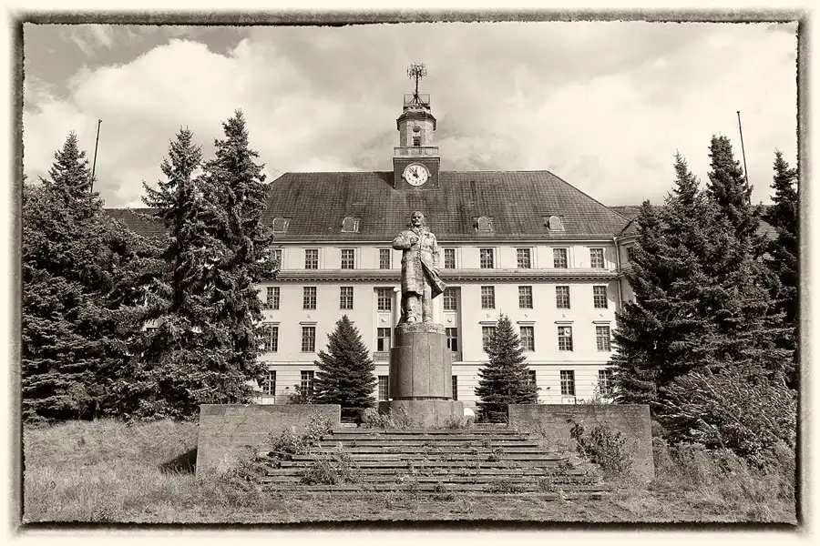089 | 2012 | Wünsdorf | Das Haus der Offiziere – Hauptgebäude + Lenindenkmal | © carsten riede fotografie
