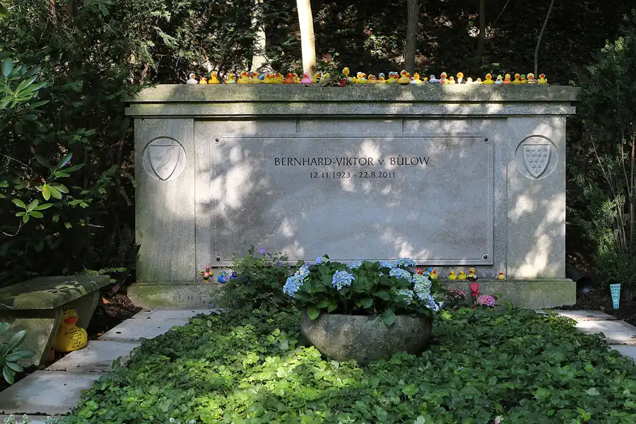 002 | 2013 | Berlin | Waldfriedhof Heerstrasse – Ruhestätte Loriot | © carsten riede fotografie