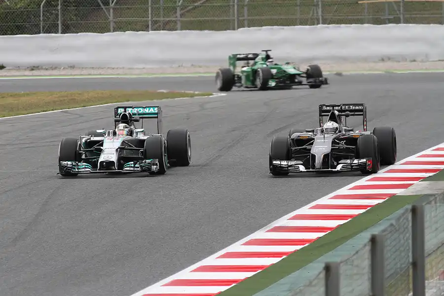154 | 2014 | Barcelona | Mercedes Benz W05 | Lewis Hamilton + Sauber-Ferrari C33 | Giedo Van der Garde | © carsten riede fotografie