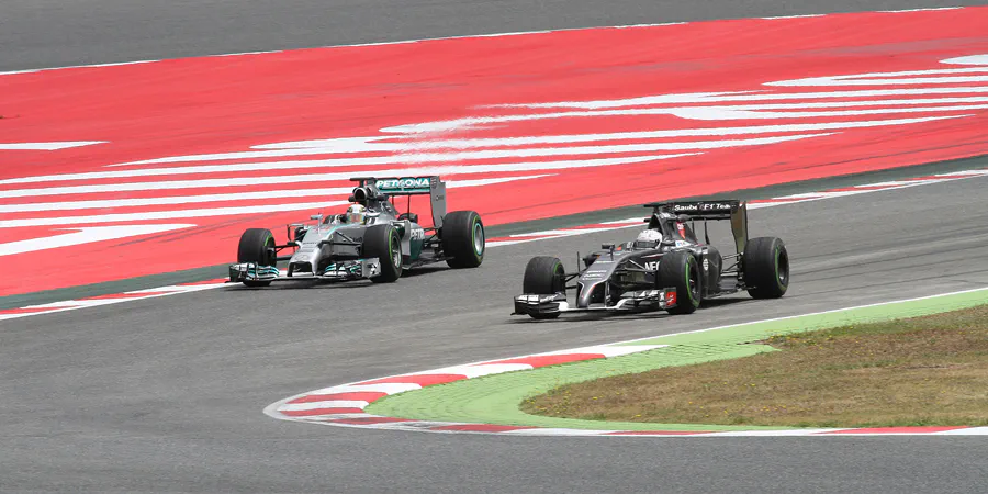 153 | 2014 | Barcelona | Mercedes Benz W05 | Lewis Hamilton + Sauber-Ferrari C33 | Giedo Van der Garde | © carsten riede fotografie