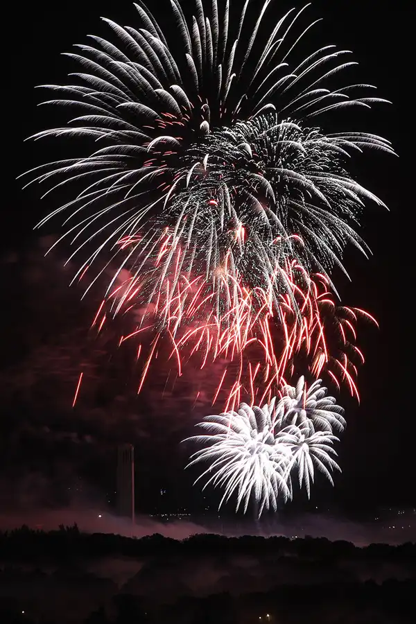 100 | 2014 | Berlin | Pyronale – Citroen Feuerwerksshow – Blick von der Field Station Teufelsberg | © carsten riede fotografie