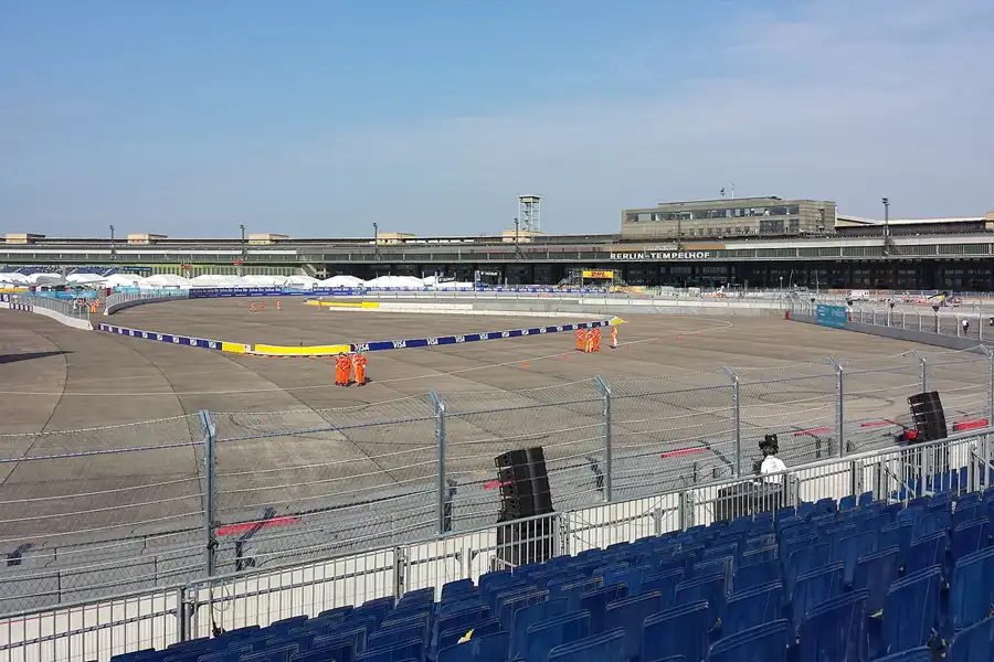 149 | 2015 | Berlin | Tempelhof Field | © carsten riede fotografie