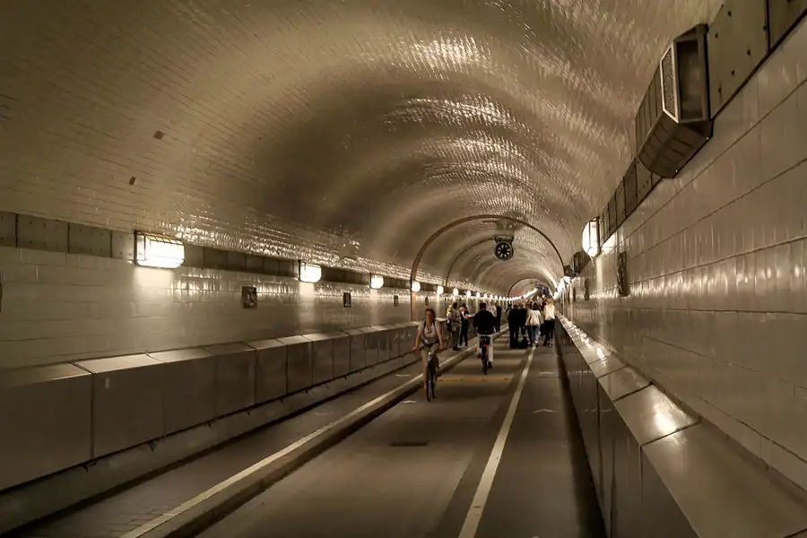 107 | 2015 | Hamburg | St. Pauli Elbtunnel | © carsten riede fotografie