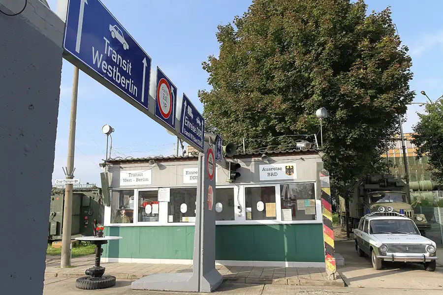 002 | 2015 | Oschersleben | Ostalgie-Kantine im Klubhaus der Werktätigen + Fahrzeugmuseum | © carsten riede fotografie