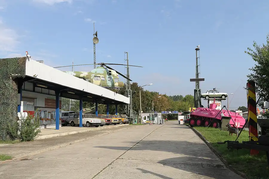031 | 2015 | Oschersleben | Ostalgie-Kantine im Klubhaus der Werktätigen + Fahrzeugmuseum | © carsten riede fotografie
