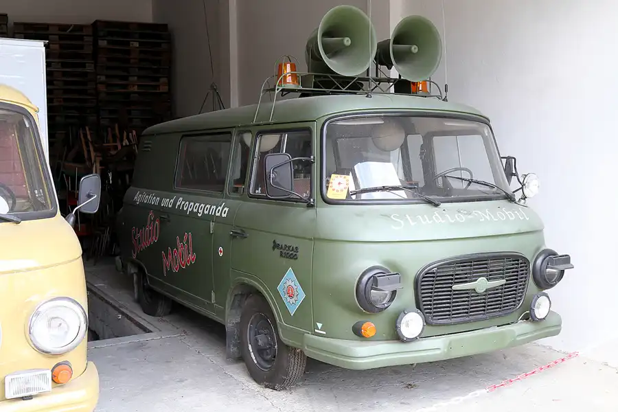 032 | 2015 | Oschersleben | Ostalgie-Kantine im Klubhaus der Werktätigen + Fahrzeugmuseum | © carsten riede fotografie