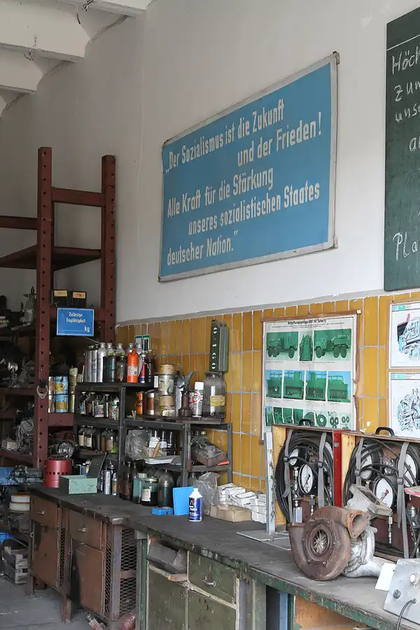 036 | 2015 | Oschersleben | Ostalgie-Kantine im Klubhaus der Werktätigen + Fahrzeugmuseum | © carsten riede fotografie