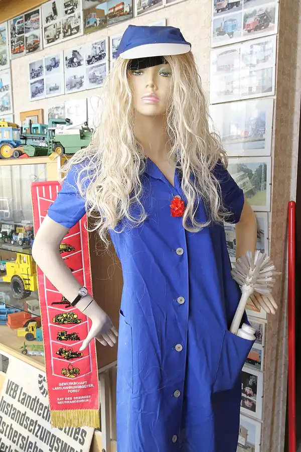 051 | 2015 | Oschersleben | Ostalgie-Kantine im Klubhaus der Werktätigen + Fahrzeugmuseum | © carsten riede fotografie