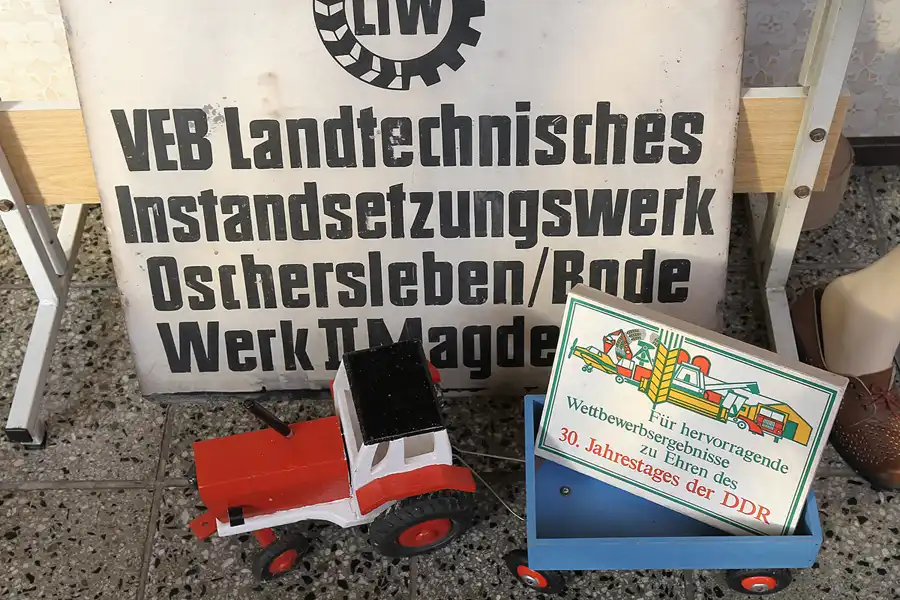 052 | 2015 | Oschersleben | Ostalgie-Kantine im Klubhaus der Werktätigen + Fahrzeugmuseum | © carsten riede fotografie