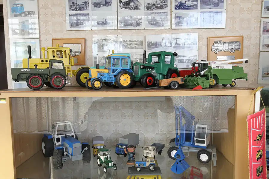 053 | 2015 | Oschersleben | Ostalgie-Kantine im Klubhaus der Werktätigen + Fahrzeugmuseum | © carsten riede fotografie