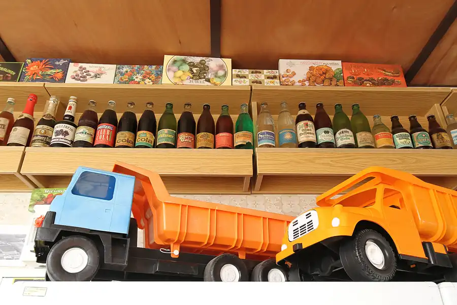 054 | 2015 | Oschersleben | Ostalgie-Kantine im Klubhaus der Werktätigen + Fahrzeugmuseum | © carsten riede fotografie