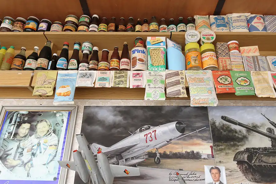 056 | 2015 | Oschersleben | Ostalgie-Kantine im Klubhaus der Werktätigen + Fahrzeugmuseum | © carsten riede fotografie