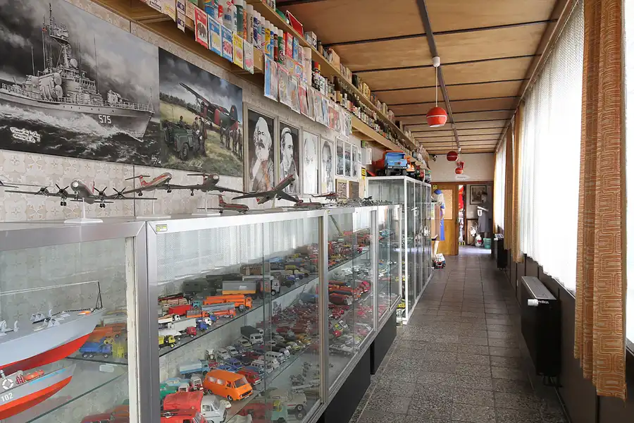 057 | 2015 | Oschersleben | Ostalgie-Kantine im Klubhaus der Werktätigen + Fahrzeugmuseum | © carsten riede fotografie