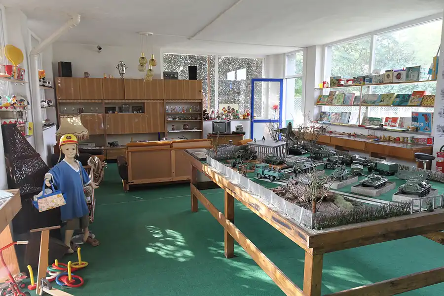 084 | 2015 | Oschersleben | Ostalgie-Kantine im Klubhaus der Werktätigen + Fahrzeugmuseum | © carsten riede fotografie