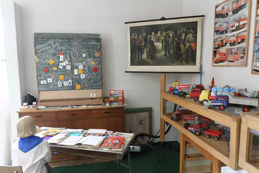 086 | 2015 | Oschersleben | Ostalgie-Kantine im Klubhaus der Werktätigen + Fahrzeugmuseum | © carsten riede fotografie