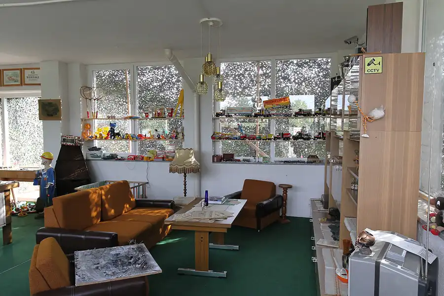 099 | 2015 | Oschersleben | Ostalgie-Kantine im Klubhaus der Werktätigen + Fahrzeugmuseum | © carsten riede fotografie