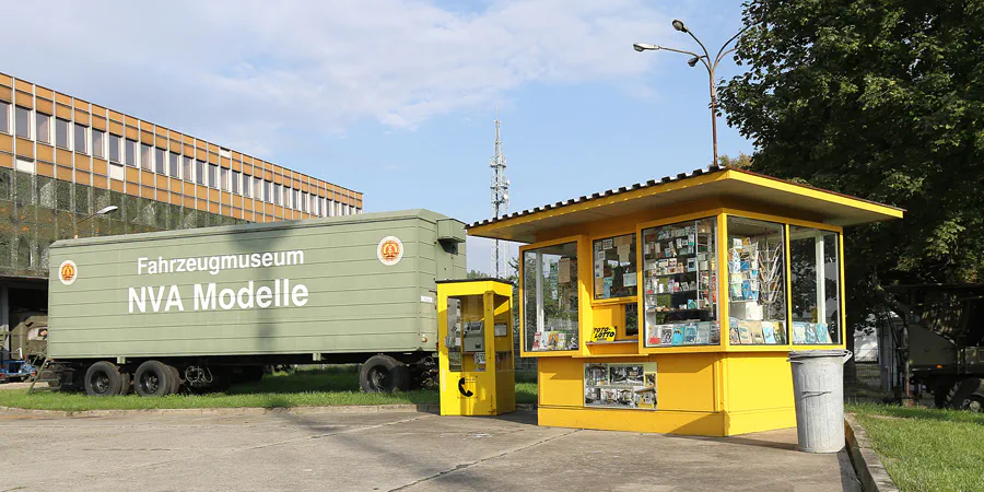 110 | 2015 | Oschersleben | Ostalgie-Kantine im Klubhaus der Werktätigen + Fahrzeugmuseum | © carsten riede fotografie