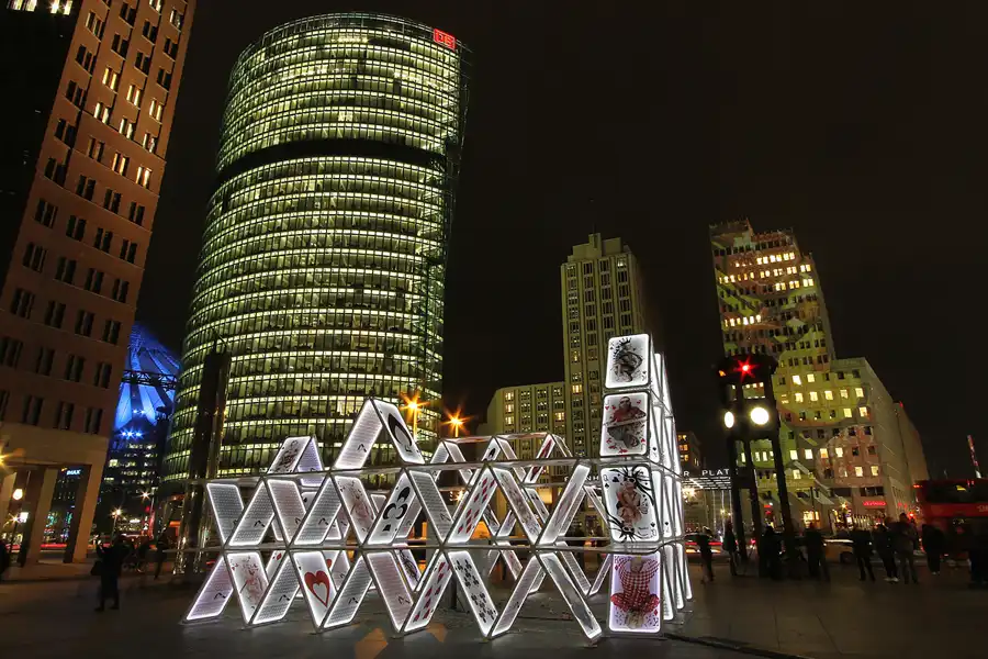 107 | 2015 | Berlin | Potsdamer Platz – House Of Cards | © carsten riede fotografie