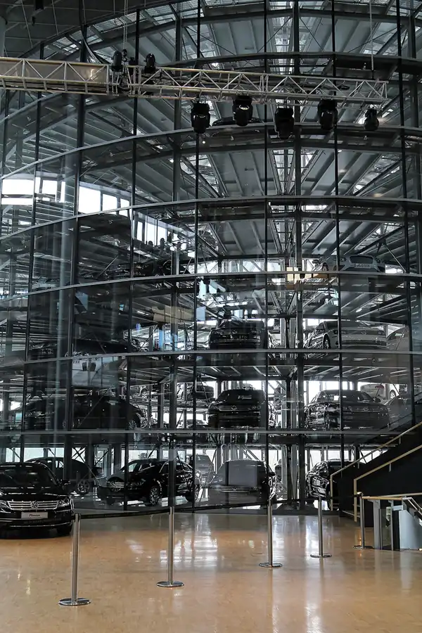 100 | 2016 | Dresden | Gläserne Manufaktur | © carsten riede fotografie