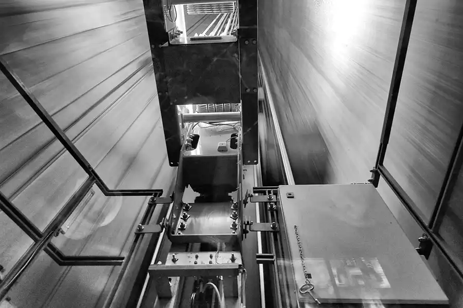 245 | 2017 | Wien | Donauturm – Fahrstuhl 6,2 Meter pro Sekunde | © carsten riede fotografie