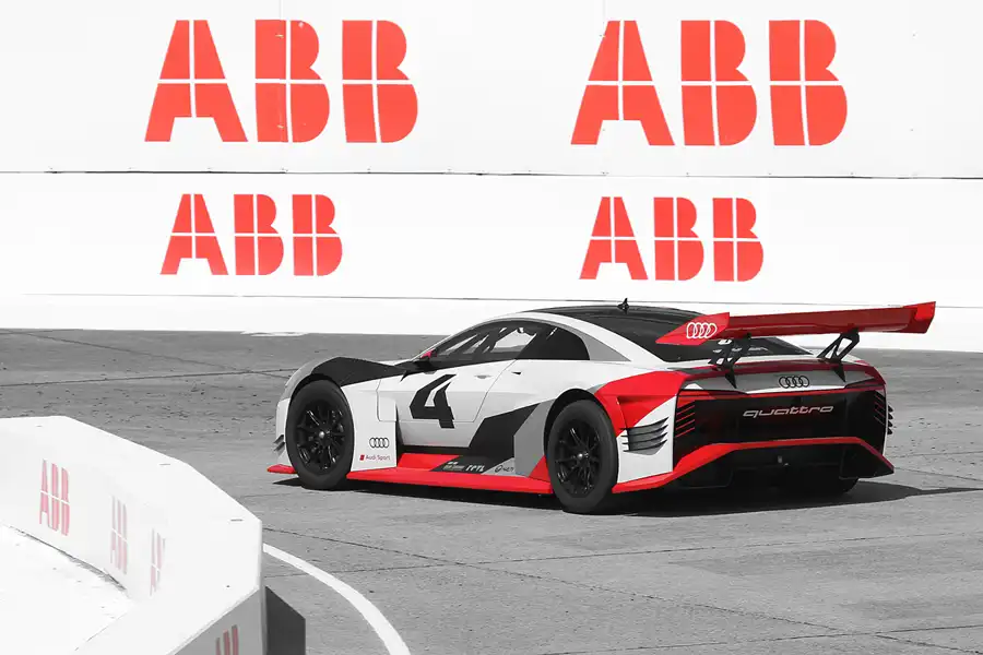 112 | 2018 | Berlin | Tempelhof Field – Audi e-tron | © carsten riede fotografie