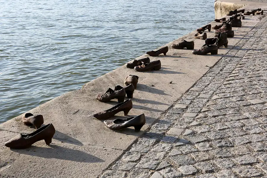 134 | 2019 | Budapest | Schuhe am Donauufer – Cipők a Duna-parton | © carsten riede fotografie
