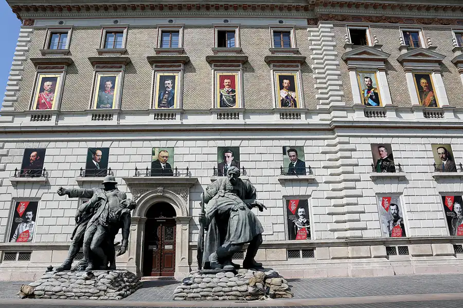 143 | 2019 | Budapest | Óriási honvédszobor másolatok | © carsten riede fotografie