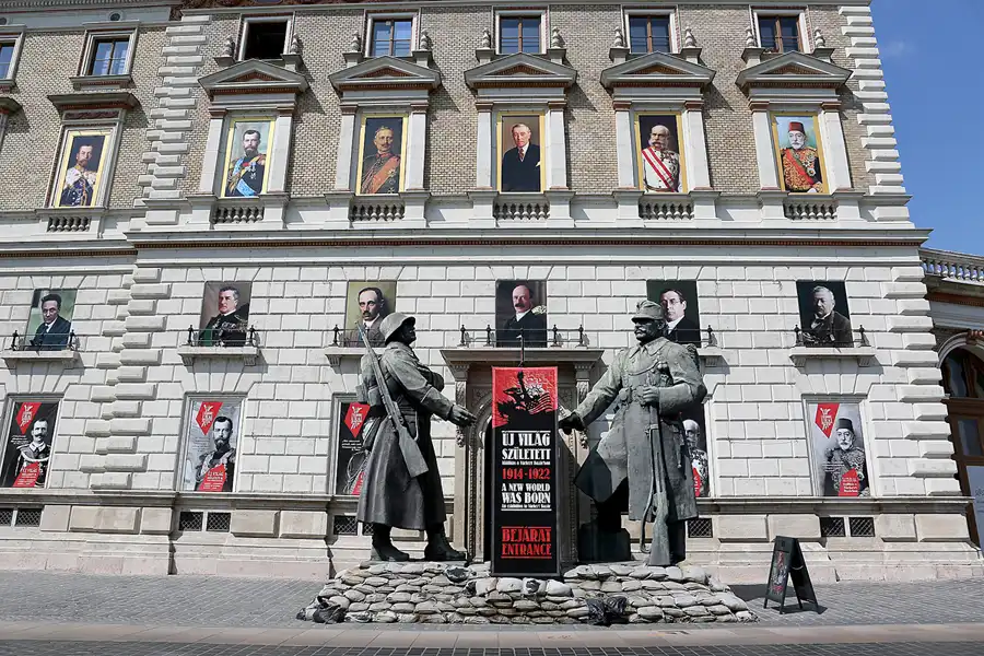 144 | 2019 | Budapest | Óriási honvédszobor másolatok | © carsten riede fotografie