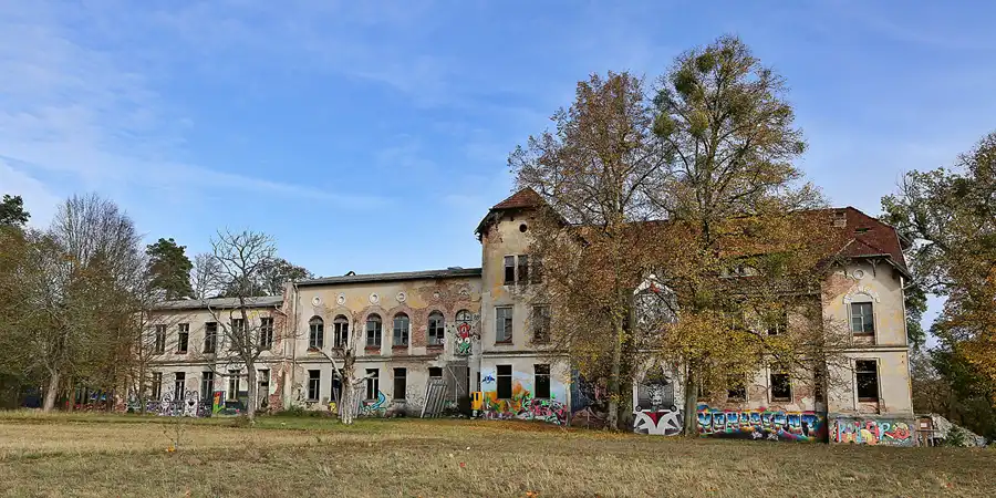 044 | 2019 | Strelitz-Alt | Mecklenburg-Strelitzsche Landesirrenanstalt Domjüch – artbase 2019 | © carsten riede fotografie
