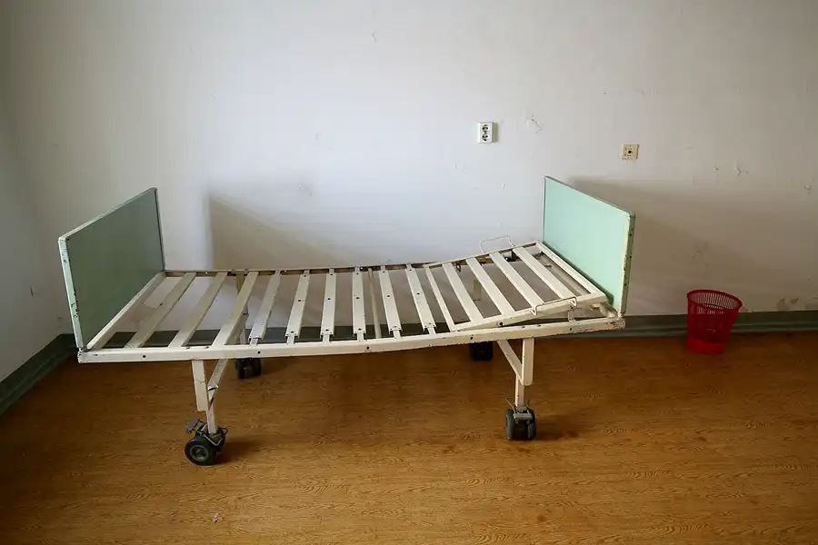 100 | 2020 | Berlin | Das Haftkrankenhaus in der Untersuchungshaftanstalt des Ministeriums für Staatssicherheit der DDR (MfS) Hohenschönhausen | © carsten riede fotografie