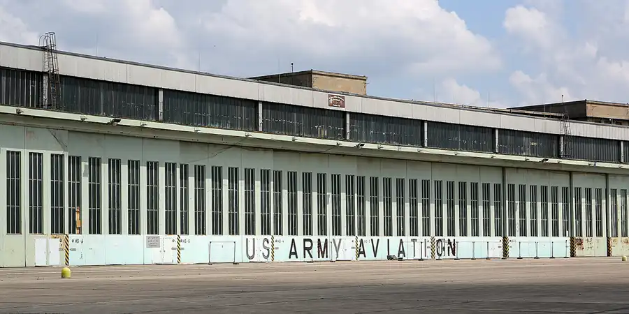 062 | 2020 | Berlin | Flughafen Tempelhof | © carsten riede fotografie
