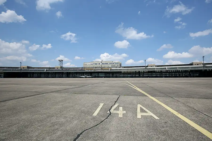 066 | 2020 | Berlin | Flughafen Tempelhof | © carsten riede fotografie