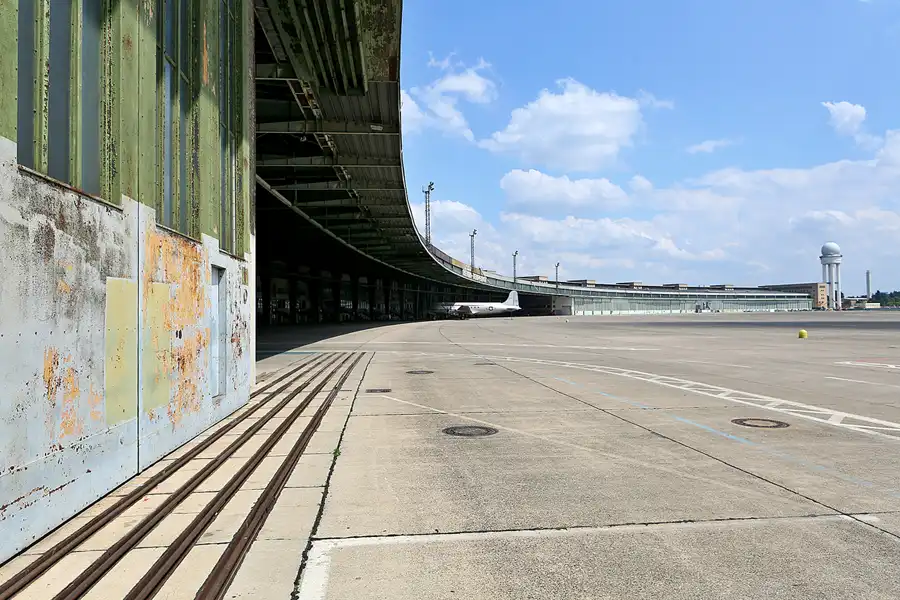 076 | 2020 | Berlin | Flughafen Tempelhof | © carsten riede fotografie