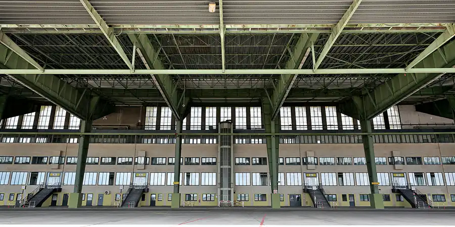 080 | 2020 | Berlin | Flughafen Tempelhof | © carsten riede fotografie