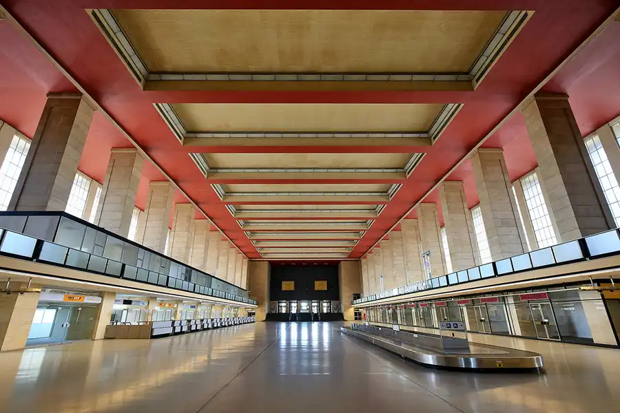 094 | 2020 | Berlin | Flughafen Tempelhof | © carsten riede fotografie