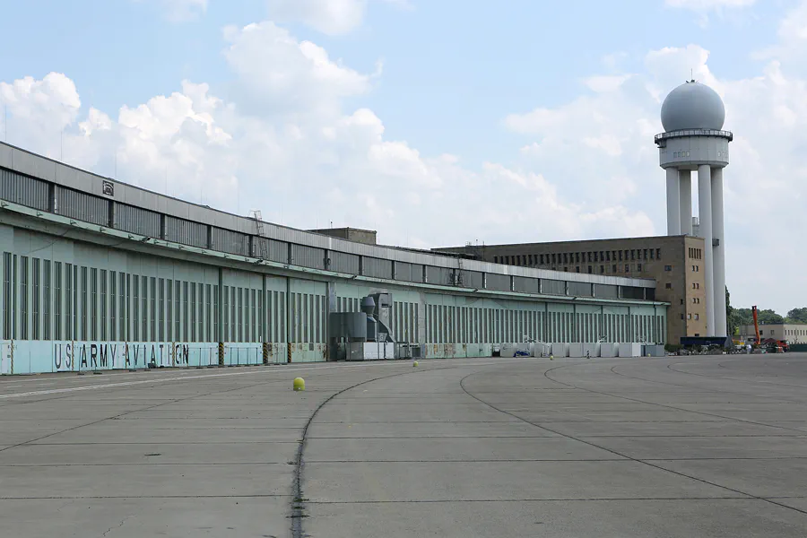 061 | 2020 | Berlin | Flughafen Tempelhof | © carsten riede fotografie