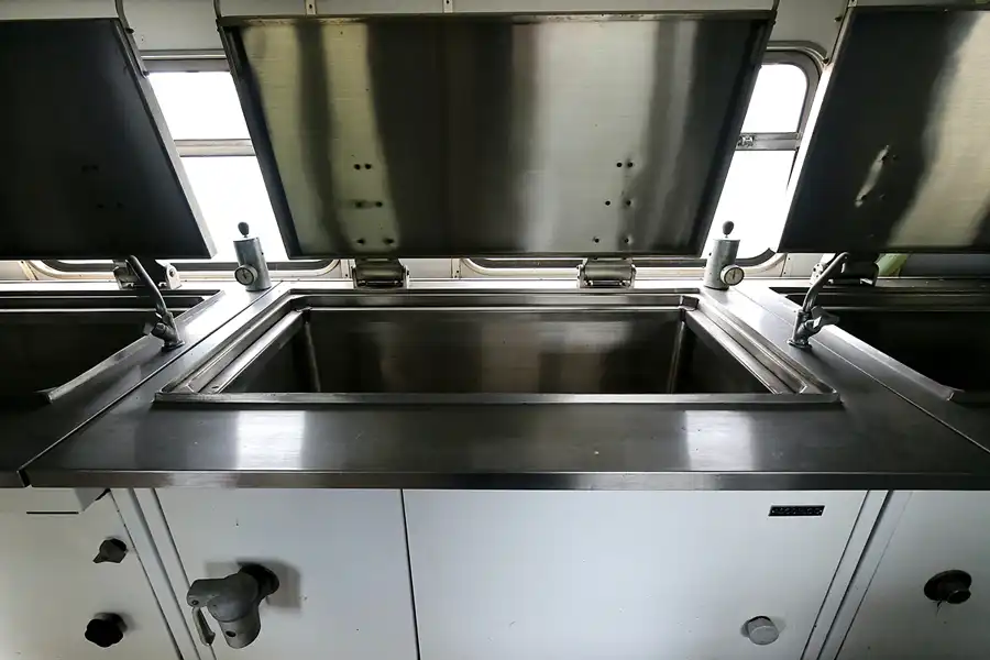 084 | 2020 | Stassfurt | Bahnbetriebswerk Stassfurt – Katastrophenzug der Deutschen Reichsbahn – K9-Zug | © carsten riede fotografie